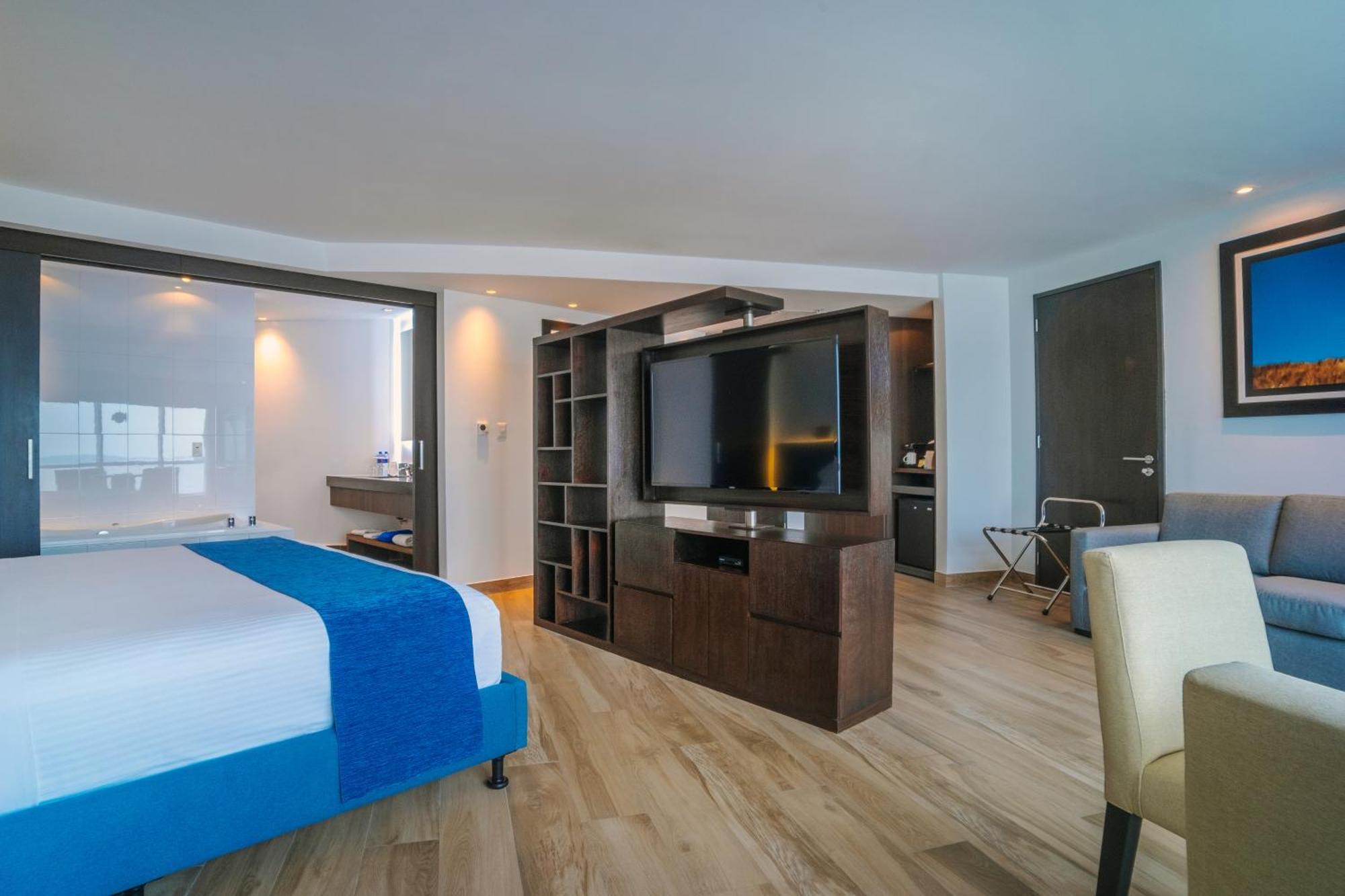 Wyndham Guayaquil, Puerto Santa Ana Hotel Kültér fotó Suite