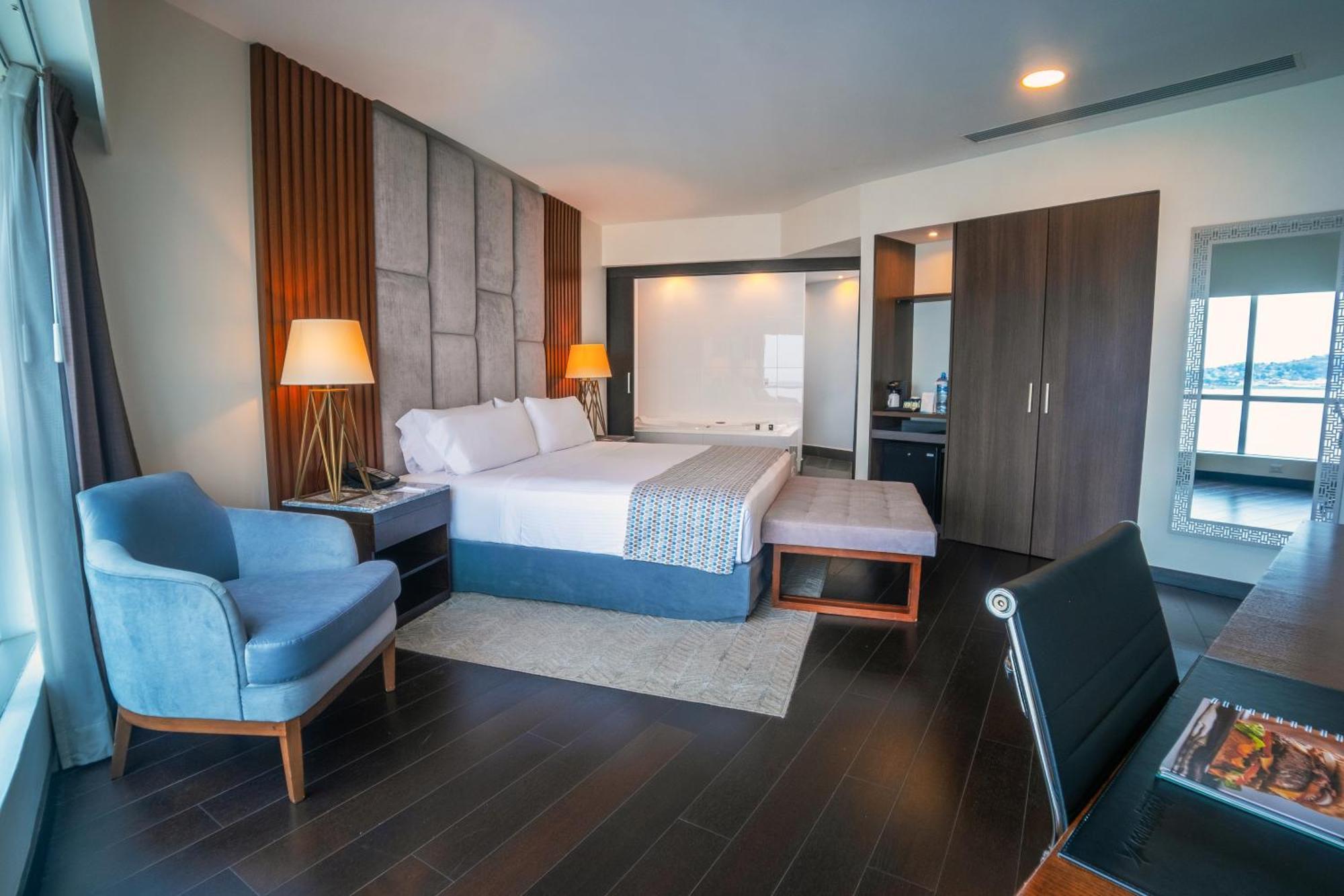 Wyndham Guayaquil, Puerto Santa Ana Hotel Kültér fotó A bedroom at the hotel