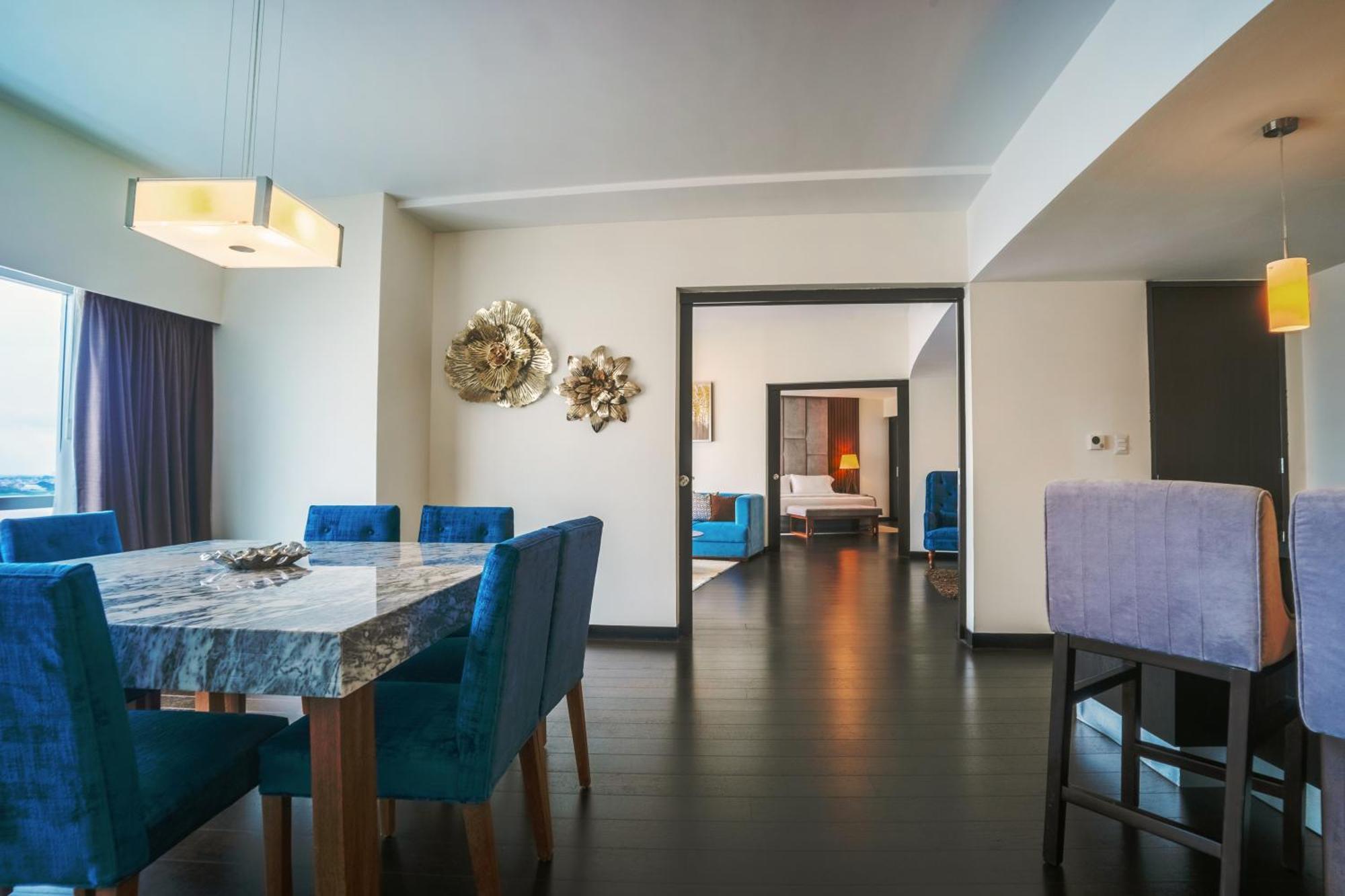 Wyndham Guayaquil, Puerto Santa Ana Hotel Kültér fotó A suite at the hotel