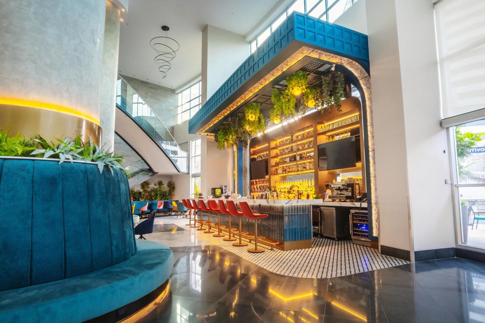 Wyndham Guayaquil, Puerto Santa Ana Hotel Kültér fotó The bar at the hotel
